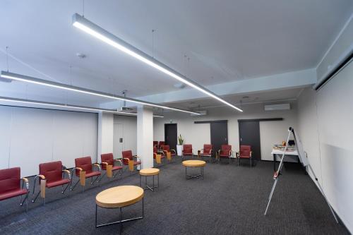 a conference room with red chairs and tables at Słoneczne Wzgórze in Tarnów