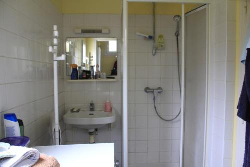 łazienka z umywalką i prysznicem w obiekcie Maison à Saint Briac sur Mer w mieście Saint-Briac-sur-Mer