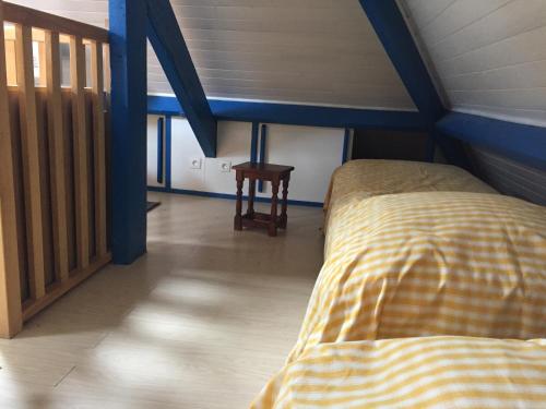 sypialnia z łóżkiem i stołem w pokoju w obiekcie Maison à Saint Briac sur Mer w mieście Saint-Briac-sur-Mer