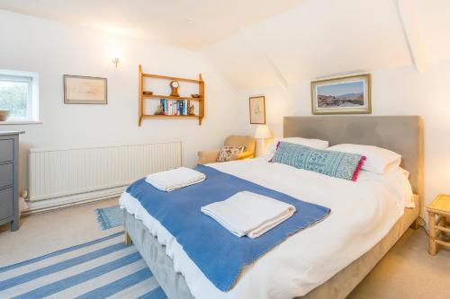 Un pat sau paturi într-o cameră la Leeward Cottage