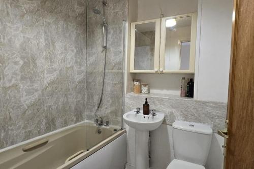 Ένα μπάνιο στο Lovely Holiday Home to explore beautiful West Wales
