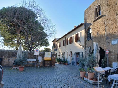 a cobblestone street in front of a building at Dea Estia Alloggio Turistico in Tuscania