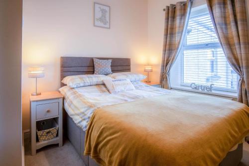 En eller flere senge i et værelse på Ty George - 3 Bedroom Cottage - Tenby