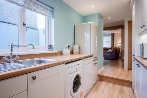 Køkken eller tekøkken på Ty George - 3 Bedroom Cottage - Tenby