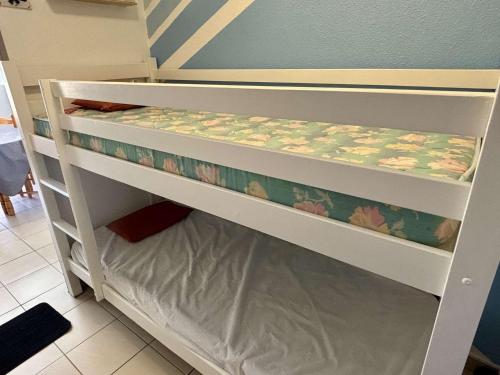 - un lit superposé blanc avec un matelas dans l'établissement Appart Studio cabine 4 couchages ARGELES SUR MER AR070-0108, à Argelès-sur-Mer