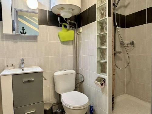 une salle de bain avec toilettes, lavabo et douche dans l'établissement Appart Studio cabine 4 couchages ARGELES SUR MER AR070-0108, à Argelès-sur-Mer