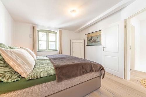a bedroom with a bed and a window at Stadthaus im Kattsund Eckernförde zur Kurzzeitvermietung in Eckernförde