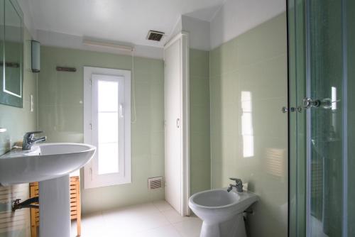 une salle de bain avec un lavabo et des toilettes dans l'établissement Domaine La Grange, à Gabian