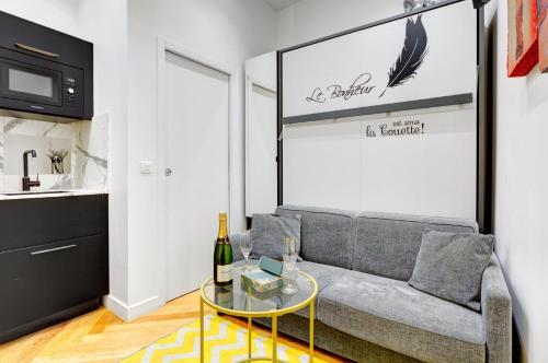 un salon avec un canapé et une table en verre dans l'établissement Bluestay 74 - Superb apartment, à Paris