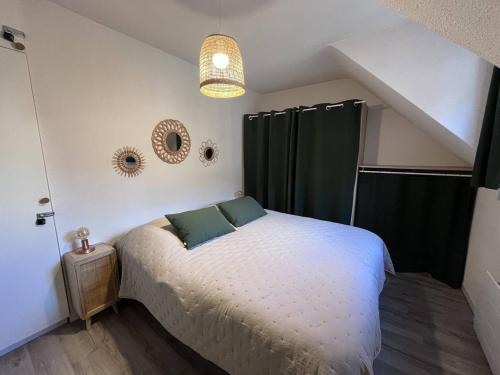 - une chambre avec un lit et des rideaux verts dans l'établissement Duplex charmant à Cauterets, proche commerces et téléphérique - FR-1-812-82, à Cauterets