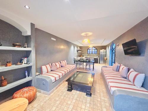 マラケシュにあるVilla piscine privée sans vis à vis, Vue superbe, Proche centre - Fibre Optique Wifi - Family Onlyのソファ2つとテーブルのあるリビングルーム