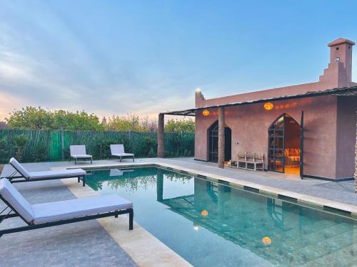 Villa piscine privée sans vis à vis, Vue superbe, Proche centre - Fibre Optique Wifi - Family Onlyの敷地内または近くにあるプール