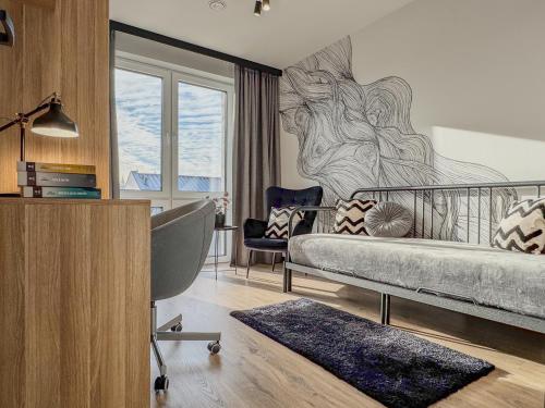 a bedroom with a bed and a chair at Dom Neuhaus in Jeżów Sudecki