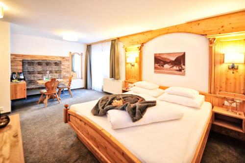 A bed or beds in a room at Hotel Garni Bellevue