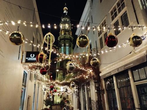 a street with christmas lights and a clock tower at VRYE HEERLYKHEYD ( adults only ) studio 2 in Middelburg