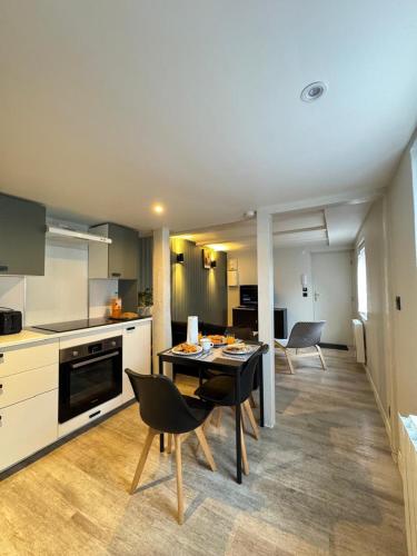 une cuisine et une salle à manger avec une table et des chaises dans l'établissement ConfortDream, à Mulhouse