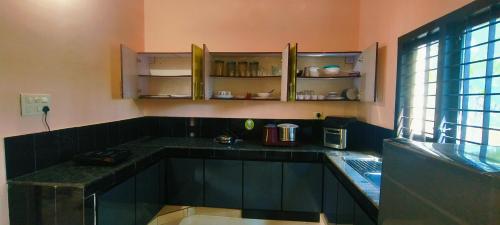 Dapur atau dapur kecil di Nirmalyam Homestay
