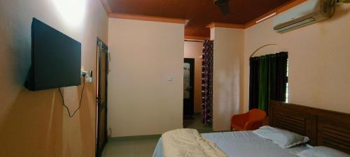 Televisyen dan/atau pusat hiburan di Nirmalyam Homestay