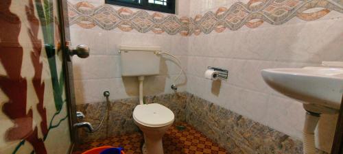 Bilik mandi di Nirmalyam Homestay