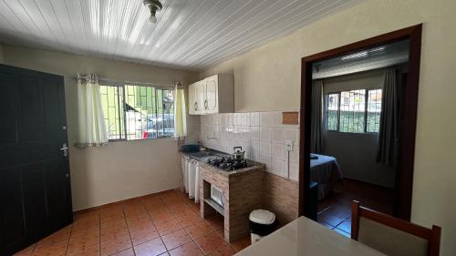 Kuchyň nebo kuchyňský kout v ubytování Kitnet 1 na Joaquina com piscina