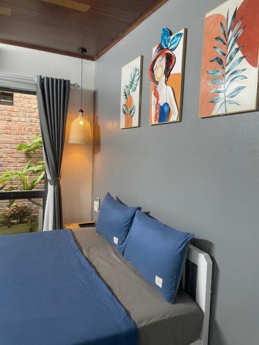 カットバ島にあるỐc Homestay Cát Bàのベッドルーム1室(青いベッド1台付)