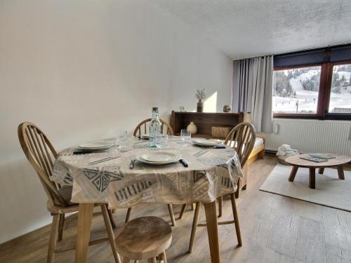une salle à manger avec une table et des chaises dans l'établissement Studio cabine rénové 5 pers, au pied des pistes, La Plagne - FR-1-455-256, à La Plagne Tarentaise