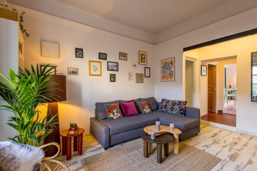 un salon avec un canapé et une table dans l'établissement Appartement Limpero - Welkeys, à Avignon