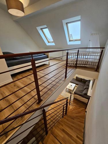 an attic room with a staircase and a couch at FERIENWOHNUNG 57m2 APARTMENT 2 RAUM MAISONETTEN WOHNUNG im ZITTAUER STADTZENTRUM INNENSTADT INNENRING TOP LAGE MARKT UND RATHAUS NÄHE in Zittau