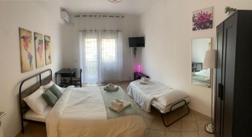 Ένα ή περισσότερα κρεβάτια σε δωμάτιο στο Roux apartment