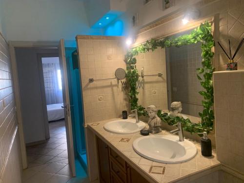 Ένα μπάνιο στο Roux apartment