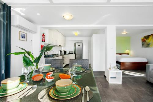 Un comedor y una sala de estar con mesa y sillas. en The Wave House - Seaside Haven, en Jardim do Mar
