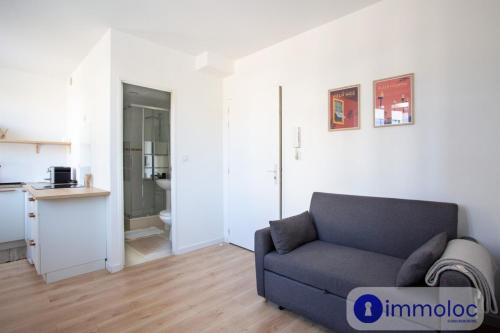 un salon avec un canapé et une cuisine dans l'établissement Studio Acropolis District, à Nice