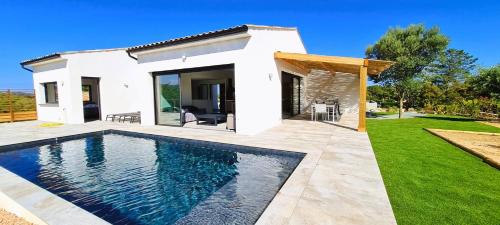 une villa avec piscine devant une maison dans l'établissement Villa Florida, 8 pers, vue montagne, 350 m plage à pieds, à Pinarellu