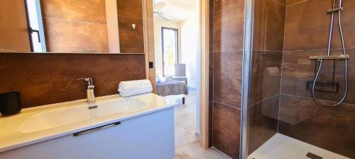 une salle de bain avec un lavabo et une douche dans l'établissement Villa Florida, 8 pers, vue montagne, 350 m plage à pieds, à Pinarellu