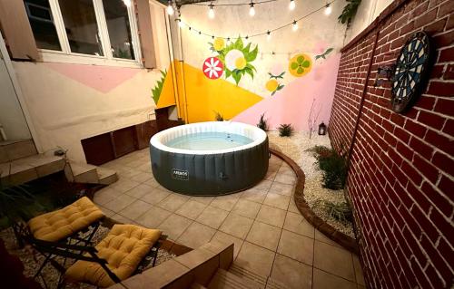 a jacuzzi tub in the corner of a building at Maison Familiale Le Havre in Le Havre