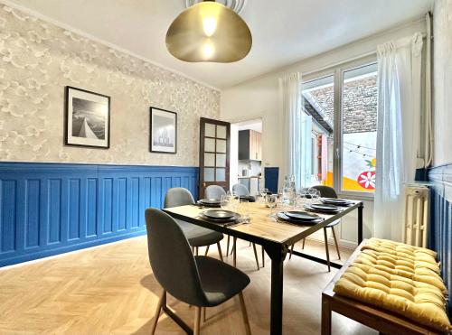 une salle à manger avec une table et des chaises dans l'établissement Maison Familiale Le Havre, au Havre