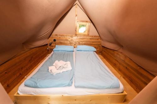 サン・フェリーチェ・デル・ベナーコにあるVacanze Glamping Boutiqueの小さなテント ベッド付