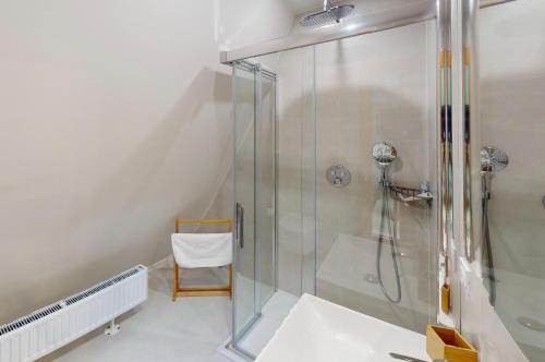 un bagno con doccia e lavandino di Chalet l'Escale a Métabief