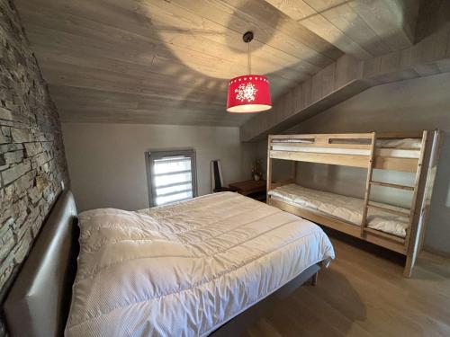 Un ou plusieurs lits dans un hébergement de l'établissement Appartement moderne 5 pièces, proche des pistes avec cheminée, terrasse, parking et bois inclus - FR-1-297-346