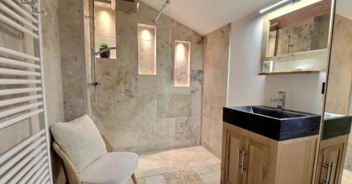 une salle de bain avec un lavabo et une douche dans l'établissement Le Mas Saint Martin, à Vallon-Pont-dʼArc