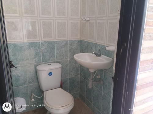 a bathroom with a toilet and a sink at Regresa de Nuevo - Agradable casa de Campo en el Guadual Rivera in Rivera