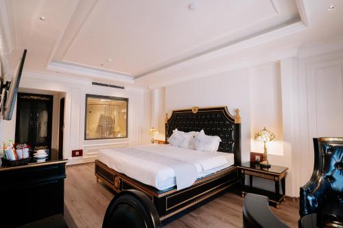 a bedroom with a large bed with a black headboard at Bao An Hotel Hung Yen in HÆ°ng YÃªn