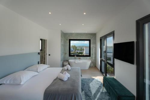 Posteľ alebo postele v izbe v ubytovaní Villa Blue Pearl 10 pers piscine chauffée 10 minutes plage à pieds