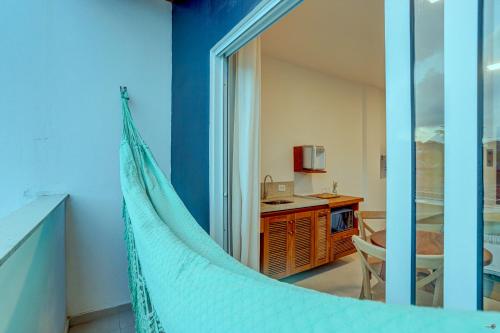 イタカレにあるVila Amendoeiraの部屋の隅にあるハンモック