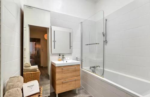 une salle de bain avec un lavabo et une douche en verre dans l'établissement Le Magnifique Grande terrasse, à Marseille