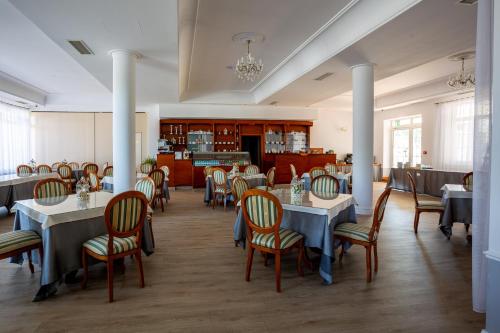 a dining room with tables and chairs in a room at W Krainie Alicji in Nałęczów