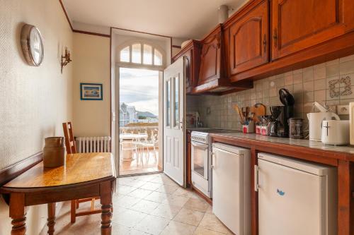 une cuisine avec un comptoir et une table à l'intérieur dans l'établissement Appartement - L'Esperance, à Marseille