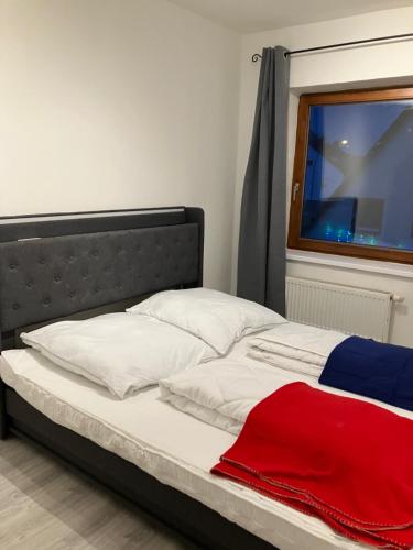 a bed in a room with a window at Helle 4 Zimmer, Küche, Bad, WLAN, 24-7, Parkplatz, 4-10 Personen in Landshut