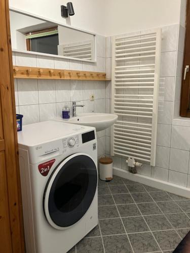 a washing machine in a bathroom with a sink at Helle 4 Zimmer, Küche, Bad, WLAN, 24-7, Parkplatz, 4-10 Personen in Landshut