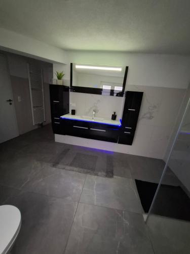 a bathroom with a bath tub and a toilet at GRooms in Gemmrigheim